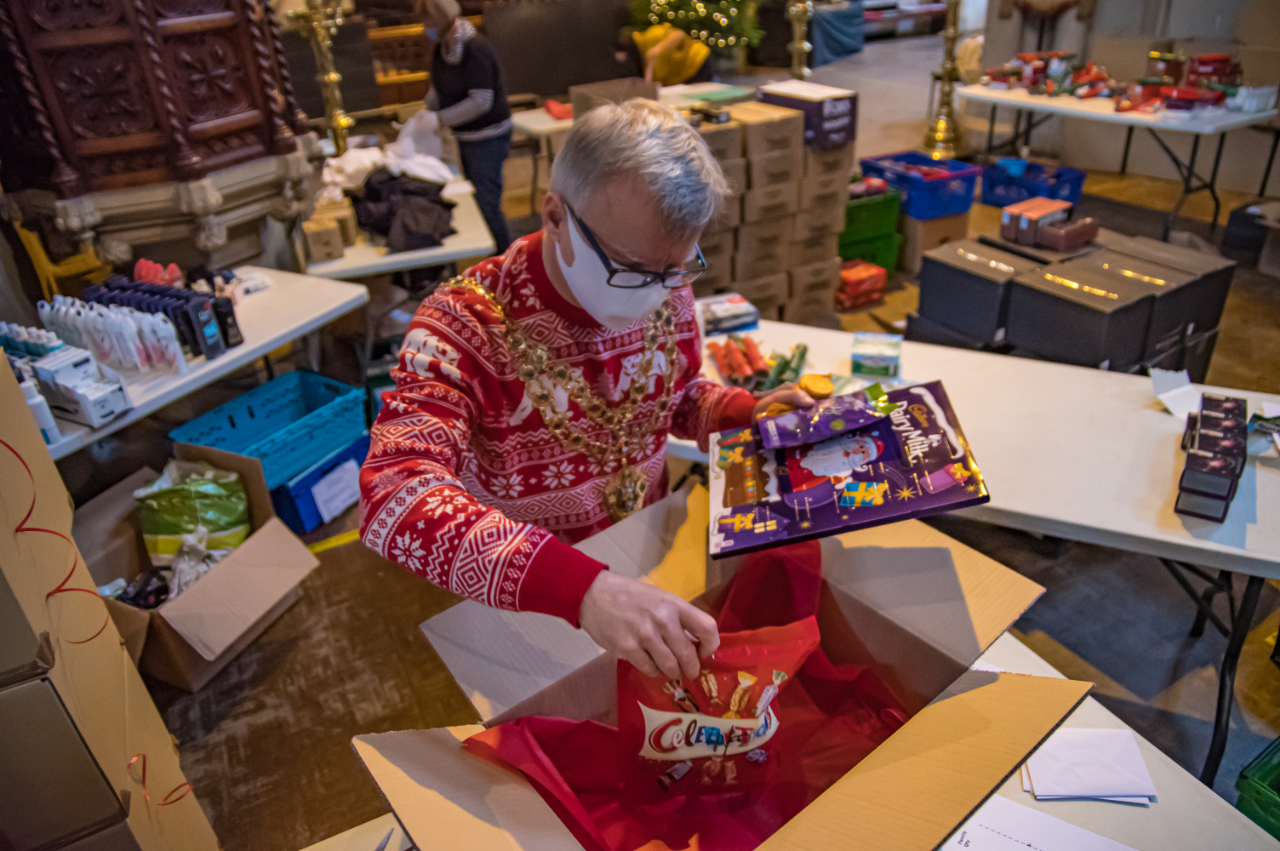 Profile photo of the Town Mayor Cllr Mike Smith packing a hamper